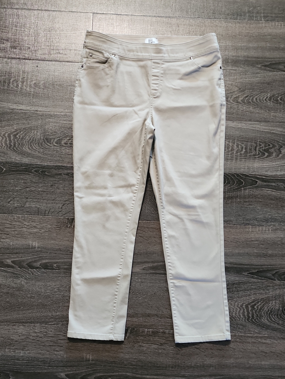 🌵 Kim Rogers Slimming Khaki Crop Pants 🌵